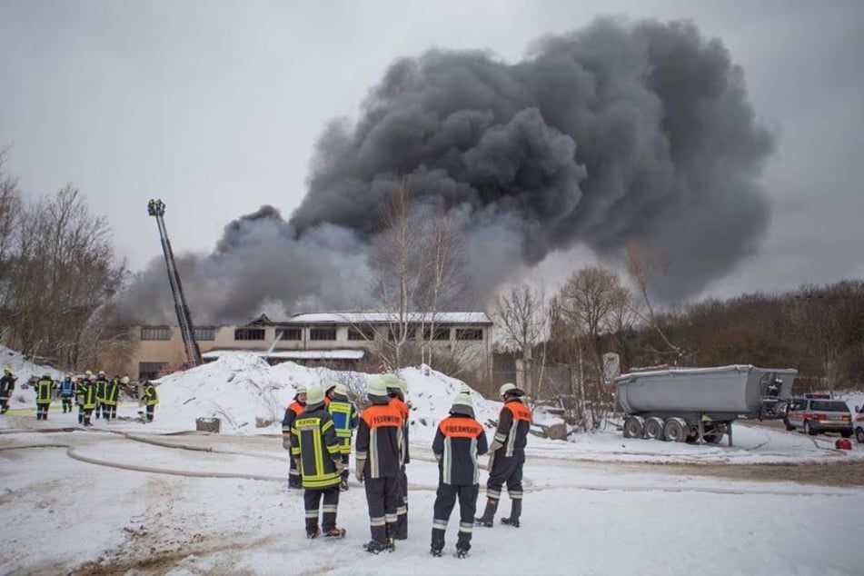 Wieder waren die Freiwilligen Feuerwehren der umliegenden Gemeinden gefordert, um den Brand zu löschen.