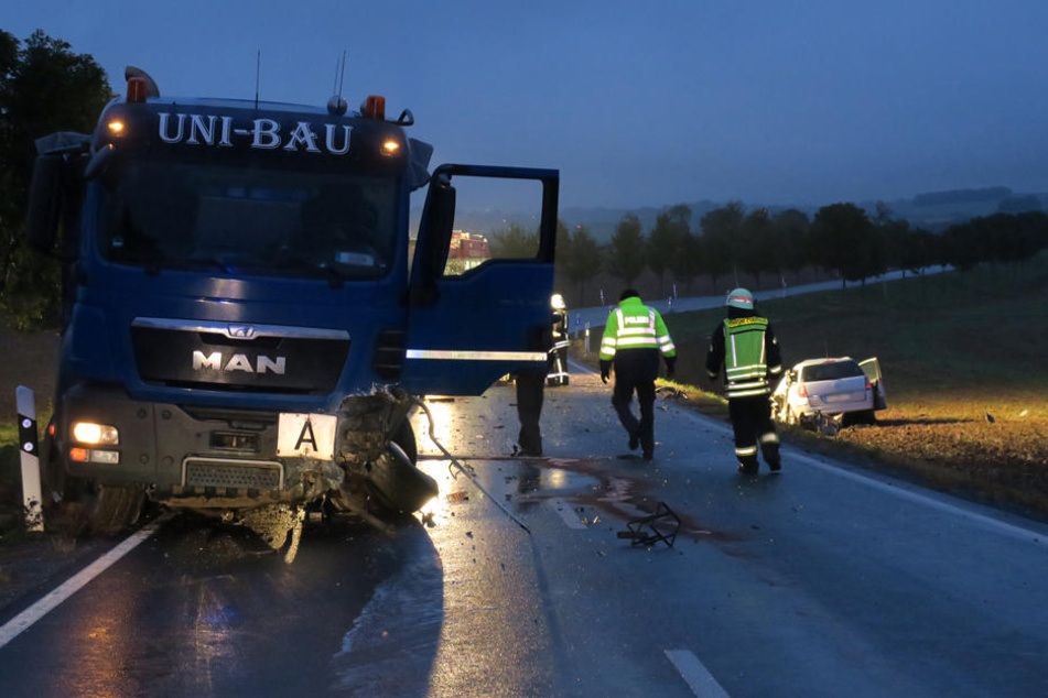 Auf regennasser Fahrbahn krachte der Opel frontal in den LKW.