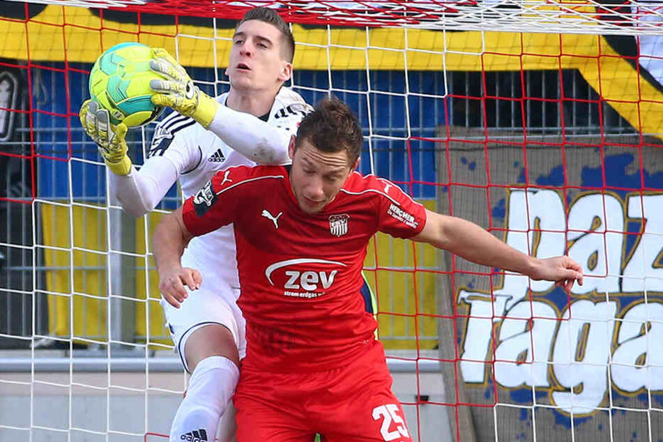 Torhüter Kevin Kunz, der den Ball vor Robert Koch (Zwickau) wegfängt, hält
dem CFC die Treue. Der Vertrag mit dem 25-Jährigen wurde per Option bis 2018
verlängert.