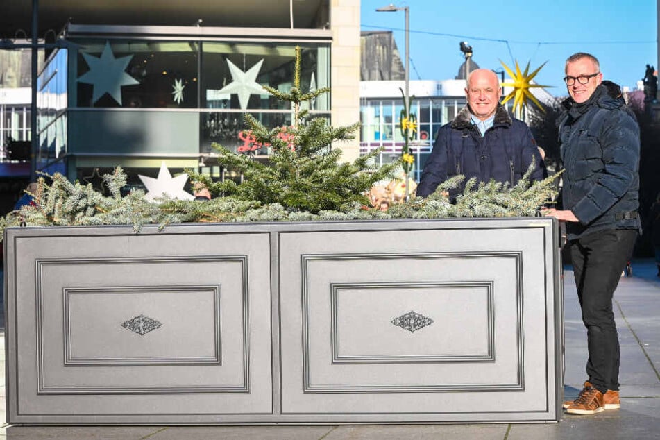 Andreas (66) und Arian Vorwerk (41) haben ihre Sperren an der Kreuzkirche aufgestellt.