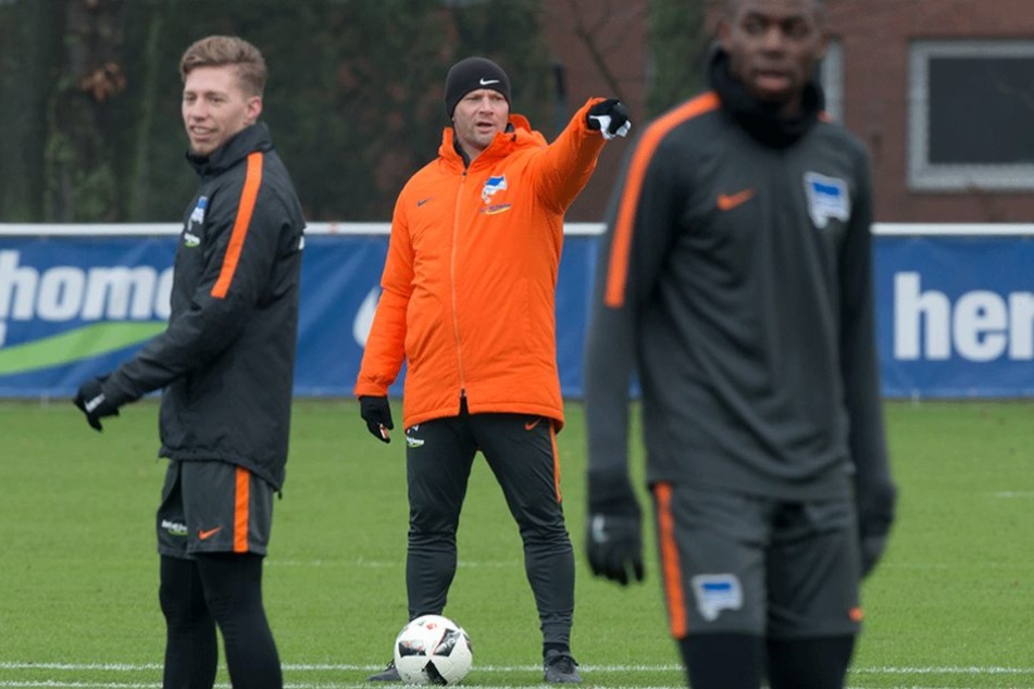 Mitchell Weiser (li.) und Salomon Kalou fehlte wegen einer Virusinfektion beim Auftakttraining für 2017.