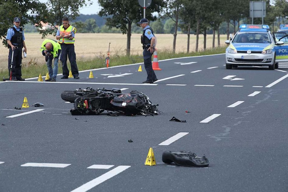 Die Polizei nimmt vor Ort den Unfall auf. Das Motorrad ist stark beschädigt.