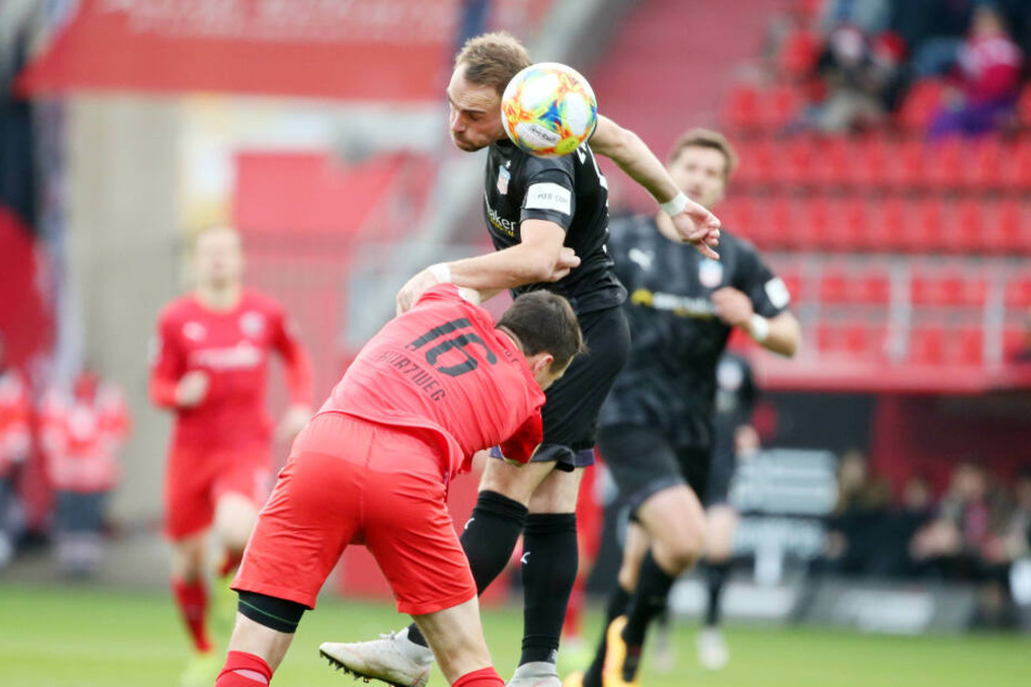 Der Zwickauer Fabio Viteritti im Kopfballduell mit Peter Kurzweg.