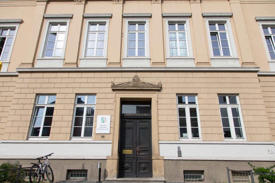 Vorm Landgericht Detmold muss sich der 39-Jährige verantworten.