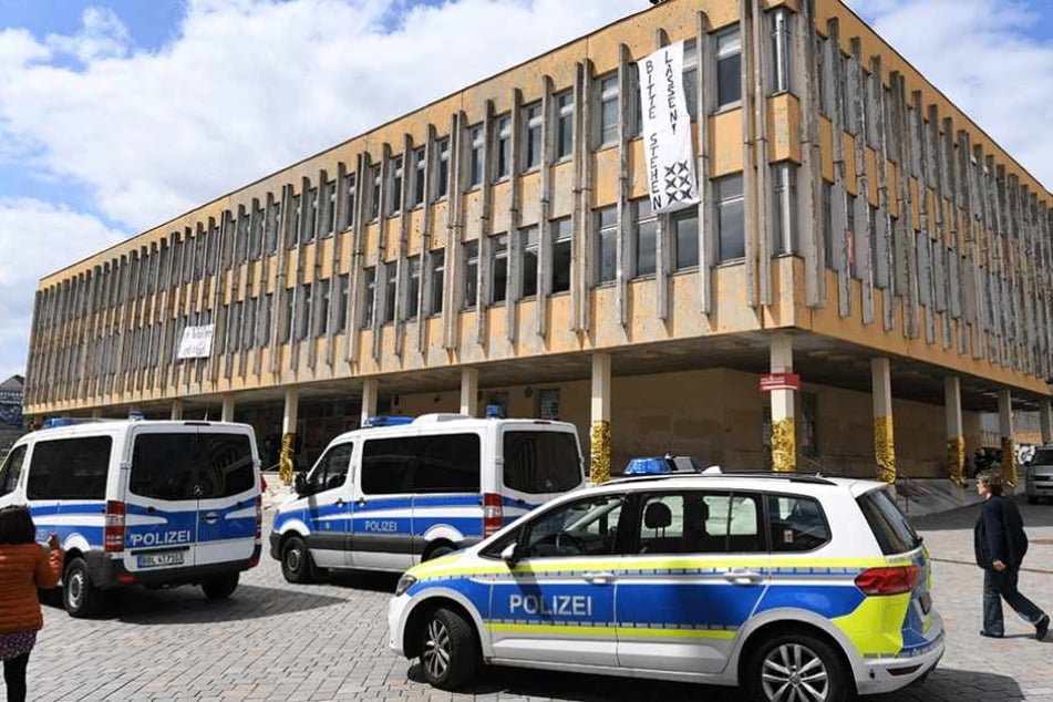 Polizeiautos stehen am Donnerstag vor der besetzten Fachhochschule.