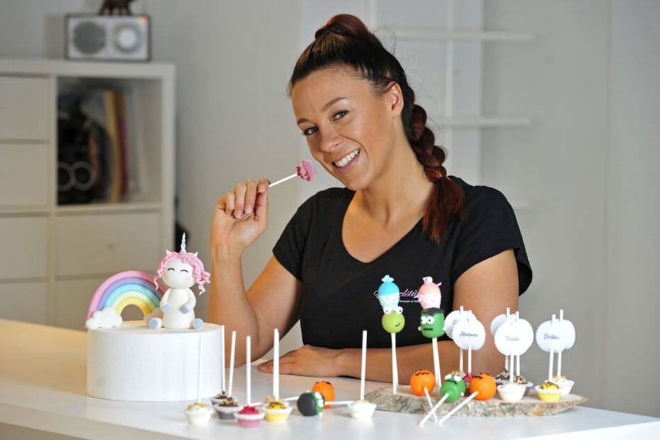 Cakepops, also kleine Kuchen am Stiel, sind der Renner bei Janette Grafs (29) Kunden. Jetzt zeigt sie, wie die Süßigkeiten gemacht werden.