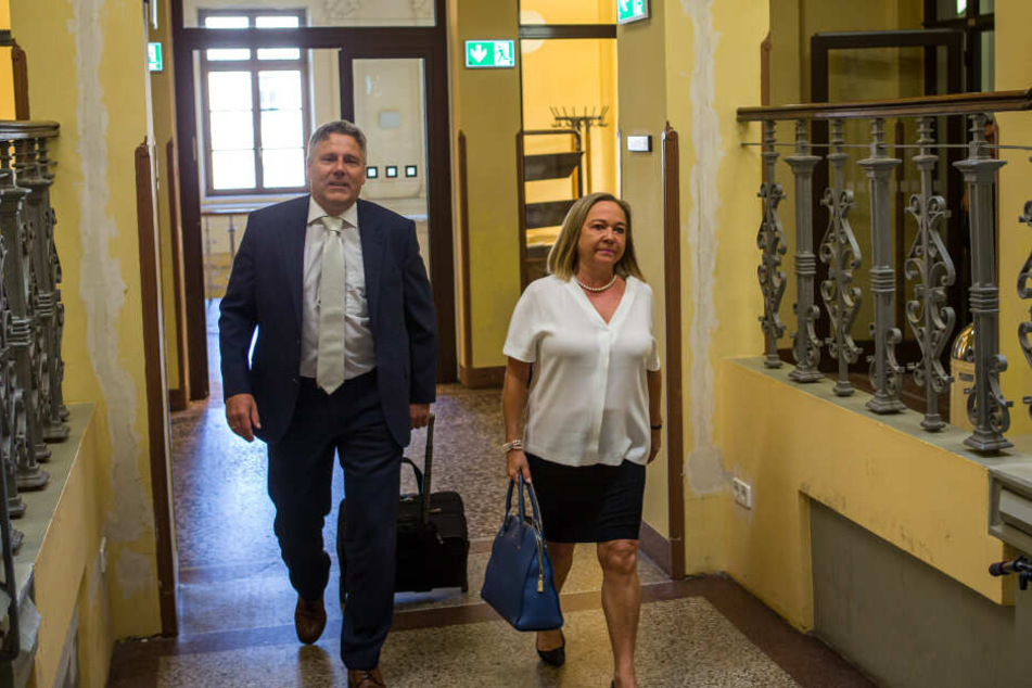Elke Müssig mit ihrem Verteidiger, Rechtsanwalt Curt-Matthias Engel, auf dem Weg in den Gerichtssaal.