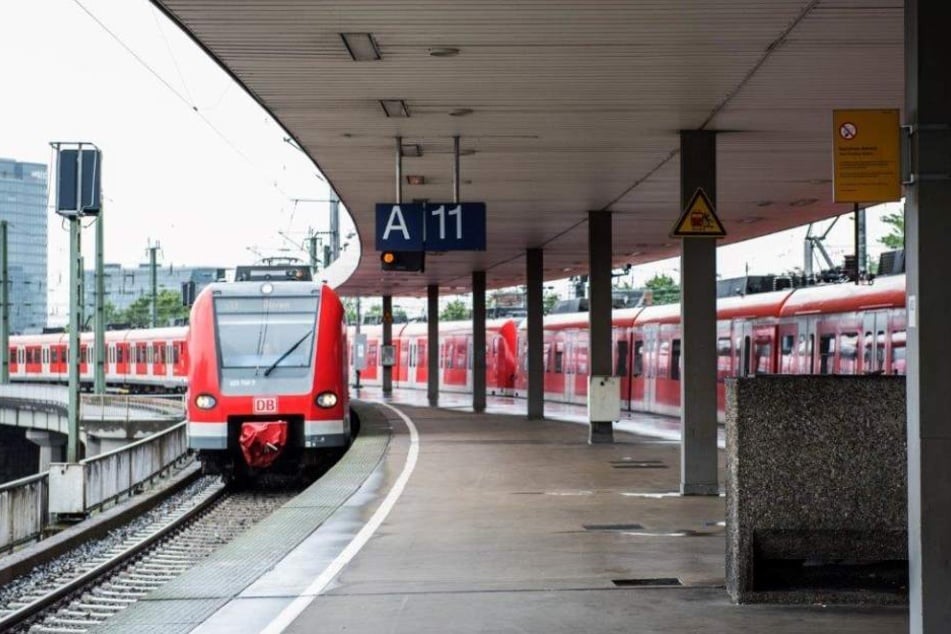 Die Bahn in Bonn erfasste Mann am Bein. (Symbolbild)