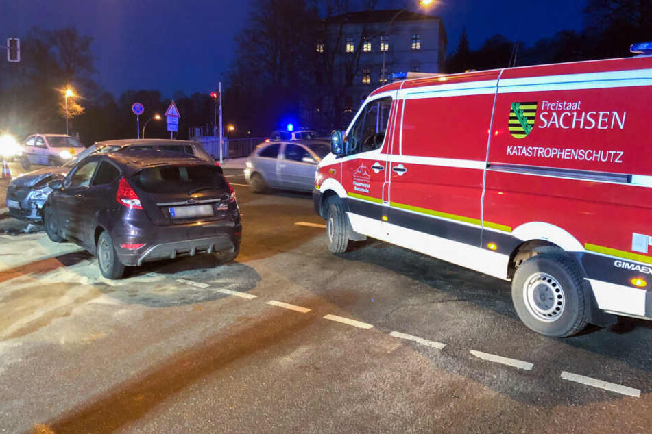 Die Ölwehr wurde gerufen, um die Kreuzung zu reinigen.