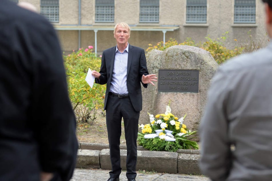 Der Direktor der Stasiopfer-Gedenkstätte Berlin-Hohenschönhausen, Hubertus Knabe, verliert seinen Posten.