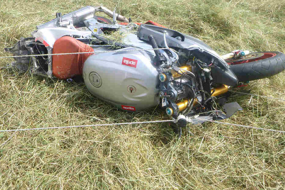 Das Motorrad war nach dem schweren Unfall nur noch Schrott.