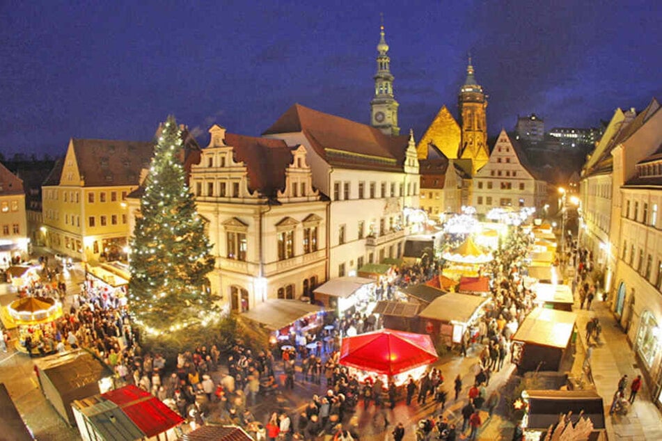 Auch in Pirna geht das Weihnachtsfeeling
in die Verlängerung:
Der Canalettomarkt
öffnet nach den Feiertagen
noch einmal seine Tore.