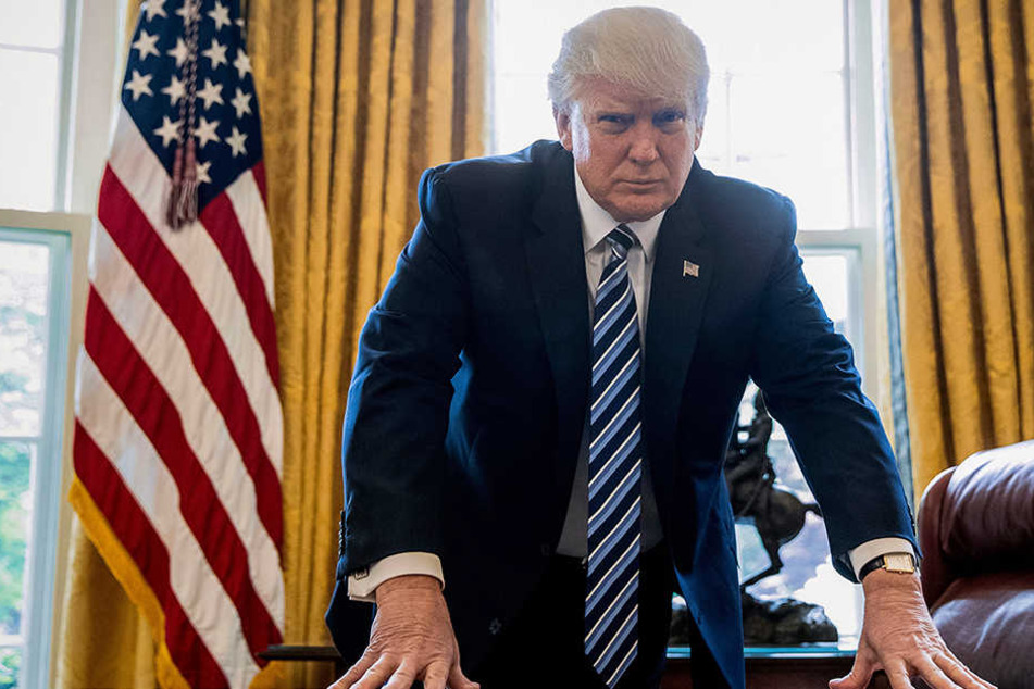 US-Präsident Donald Trump (71) posiert in seinem Büro.
