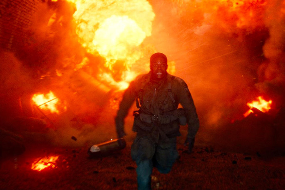 Boyce (Jovan Adepo) flieht vor einer großen Explosion.