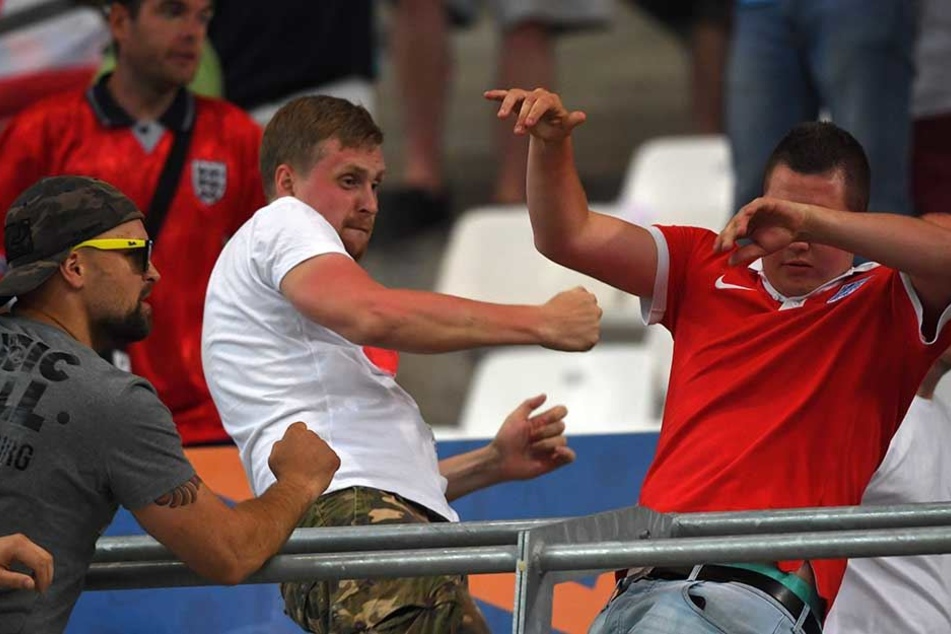 Russische und englische Hooligans prügeln sich während des Euro-2016-Spiels Russland gegen England in Marseille.