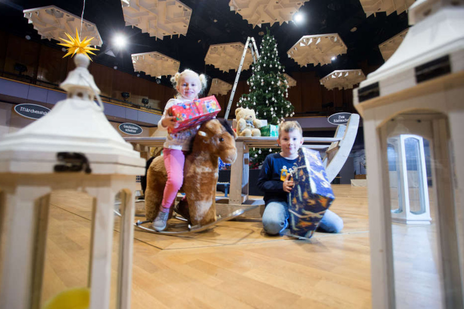 Laura (4) und Jury (5) inspizieren schon mal die Wichtelwerkstatt in der Stadthalle.