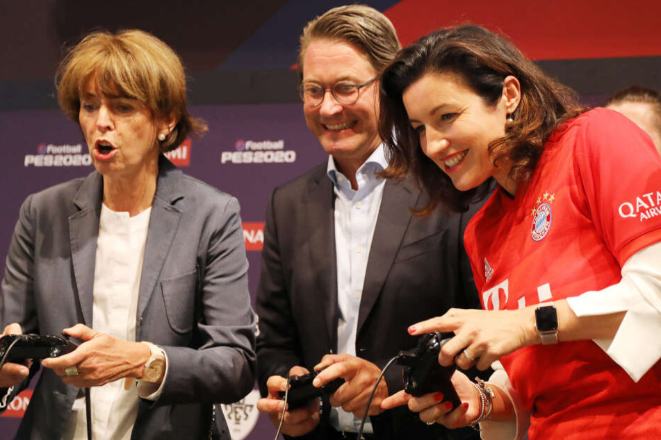 Andreas Scheuer (CSU, M), Bundesverkehrsminister Dorothee Bär (CSU, r) Staatssekretärin für Digitalisierung, und Henriette Reker (l), Oberbürgermeisterin von Köln testen auf der Gamescom ein Computerspiel.