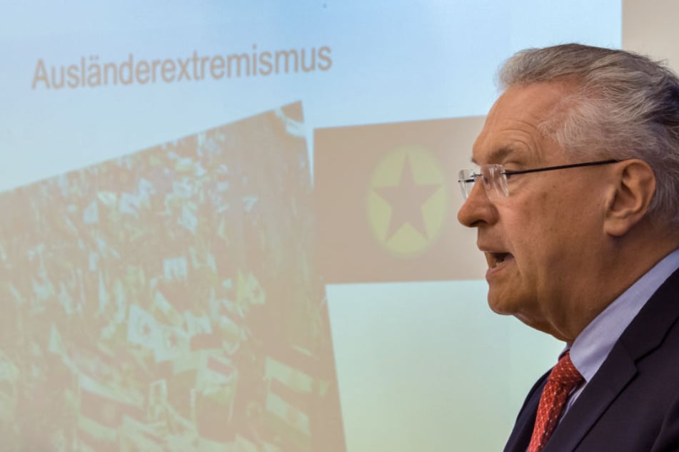Joachim Herrmann (CSU), Innenminister von Bayern, stellte am Dienstag die Verfassungsschutzbilanz für das erste Halbjahr 2018 vor.