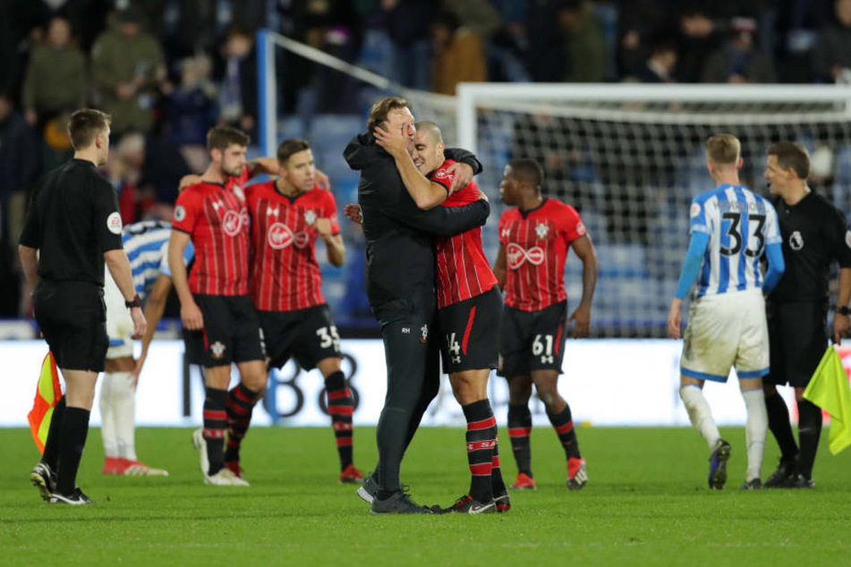 Nach dem Schlusspfiff in Huddersfield lagen sich Trainer Ralph Hasenhüttl und sein Spieler Oriol Romeu in den Armen.