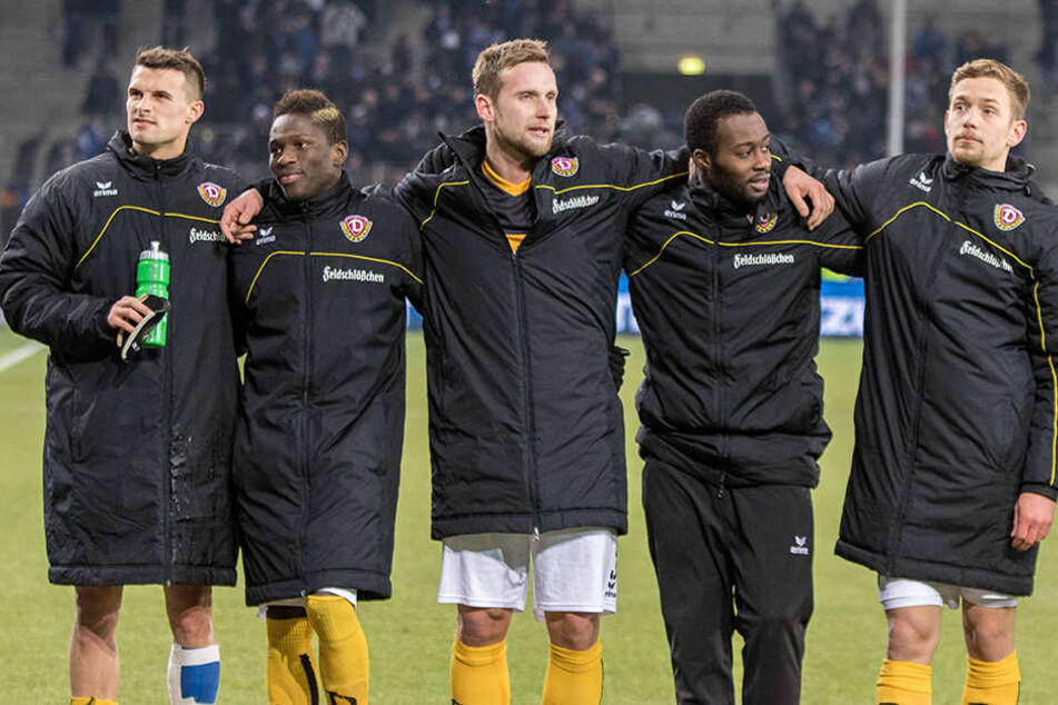 Arm in Arm: Philip Heise, Moussa Koné, Manuel Konrad, Erich Berko und Jannik Müller (v.l.).