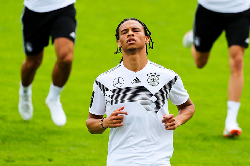 Leroy Sané kann es nicht fassen: Er steht nicht im finalen WM-Kader.