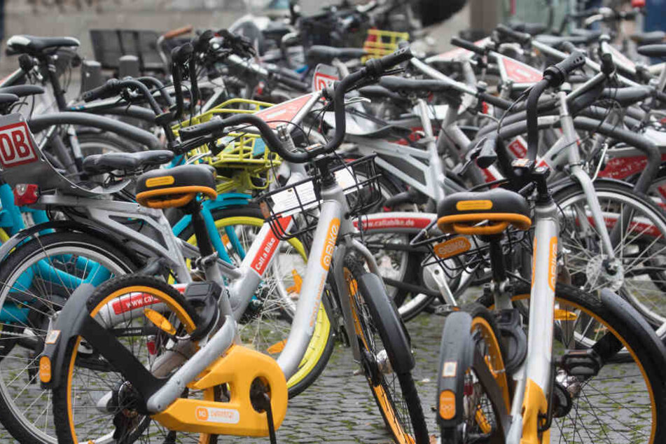 Der Anbieter Obike meldete kürzlich Insolvenz an. Deshalb muss die Stadt Frankfurt eventuell rund 1200 Fahrrädern selbst einsammeln.