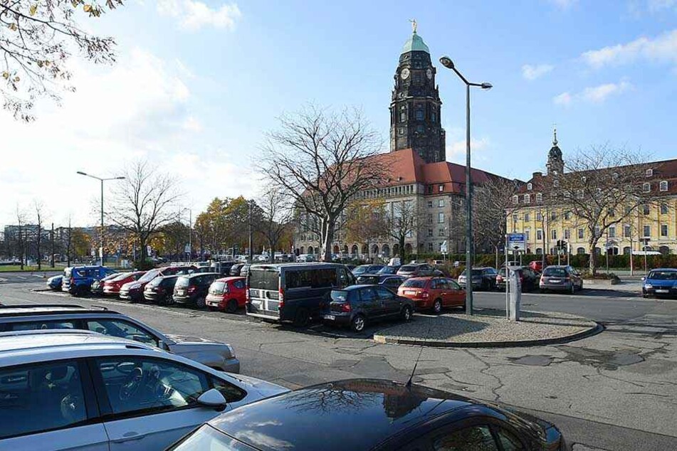 Der Parkplatz am Pirnaischen Platz soll grüner werden. Doch dafür müssen Parkplätze weichen.