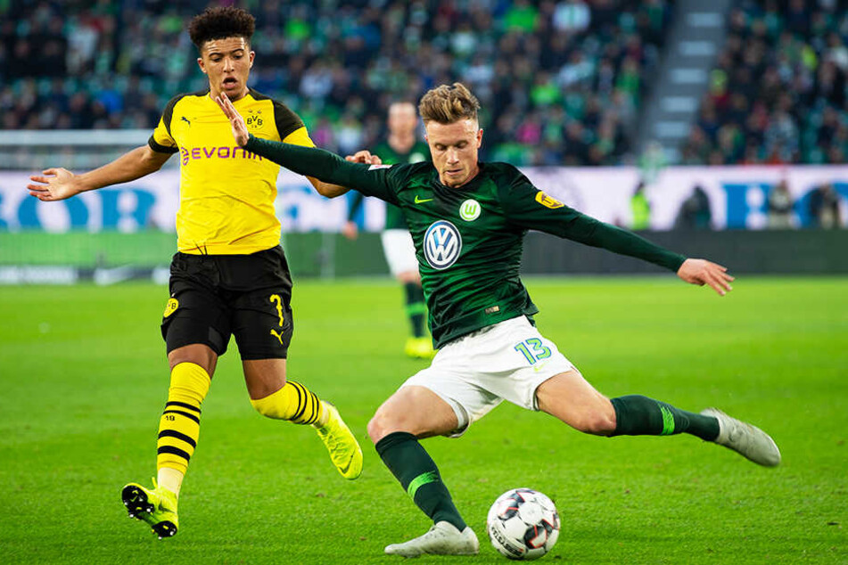 Wolfsburgs Sechser Yannick Gerhardt (r.) sorgte mit seinem VfL immer wieder für spielerische Highlights, verlor aber dennoch gegen einen effektiven BVB um Jadon Sancho.