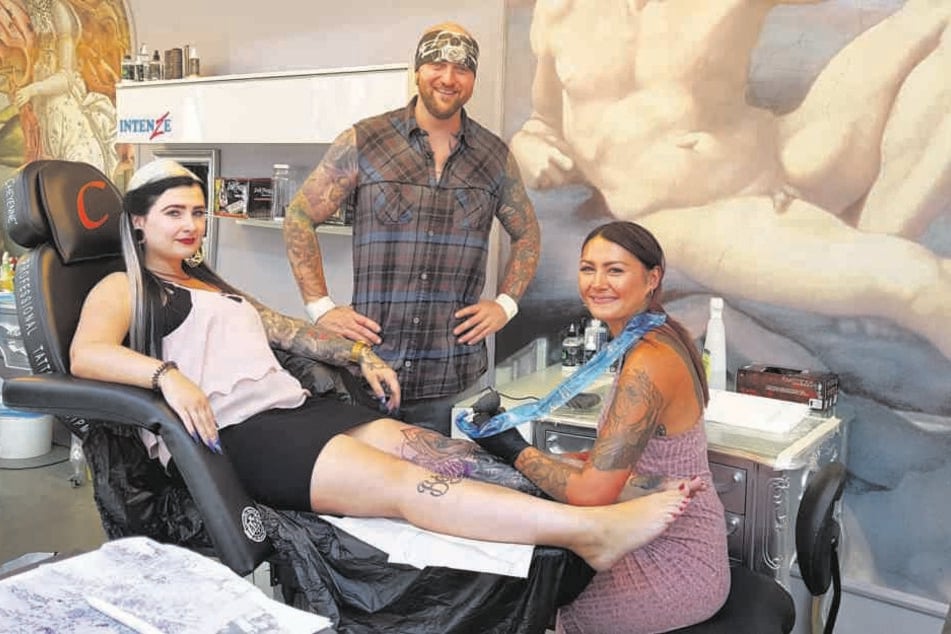Bloggerin Lyn Künstner (28) lässt sich im Zwickauer Studio des Tattoo-Papstes Randy Engelhard (41) von Tätowiererin Peggy-Lou (31) ihr Bein verschönern.