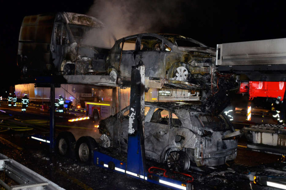Drei der geladenen Autos sind Opfer des Feuers geworden und nun Totalschäden.
