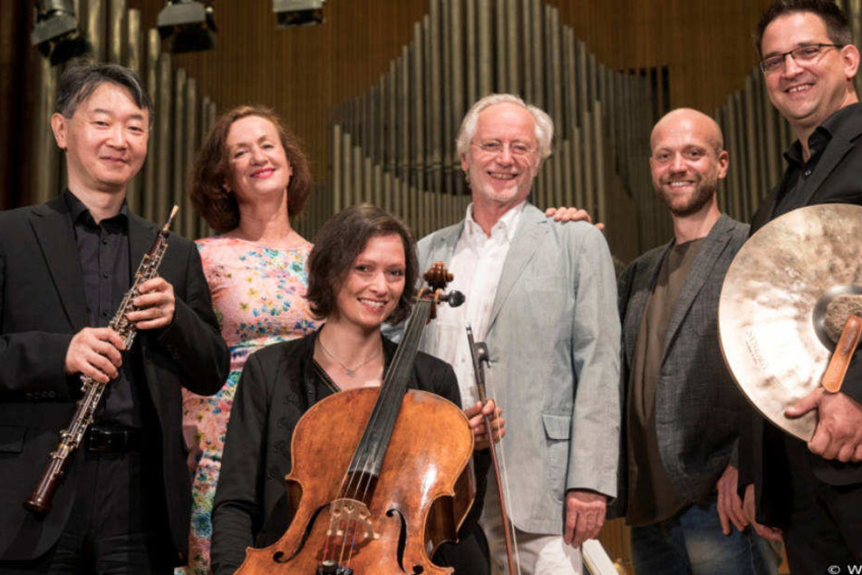 Die "Lindenstraße"-Schauspieler Irene Fischer, Joachim Hermann Luger und Moritz A. Sachs mit den WDR-Musikern Tomoharu Yoshida (Oboe), Laura Wiek (Violoncello) und Thorsten Blumberg (Schlagzeug)