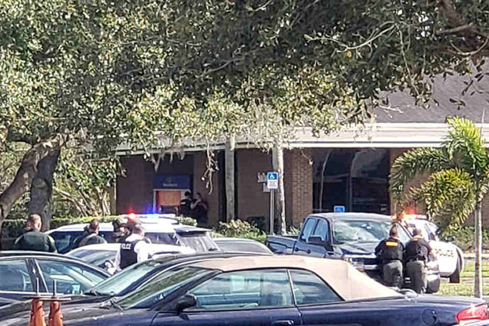 In einer Bank im US-amerikanischen Bundesstaat Florida hat ein Mann mindestens fünf Menschen erschossen.