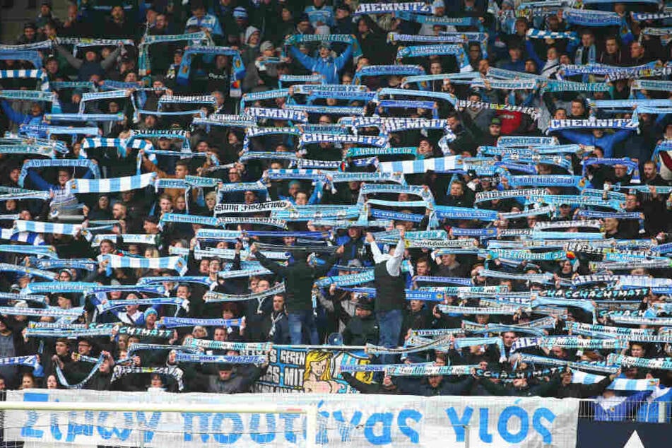 "Hurensohn": Die CFC-Südkurve "begrüßte" den Würzburger Torschütze Simon Skarlatidis mit einem Banner und Schals in griechischen Buchstaben.