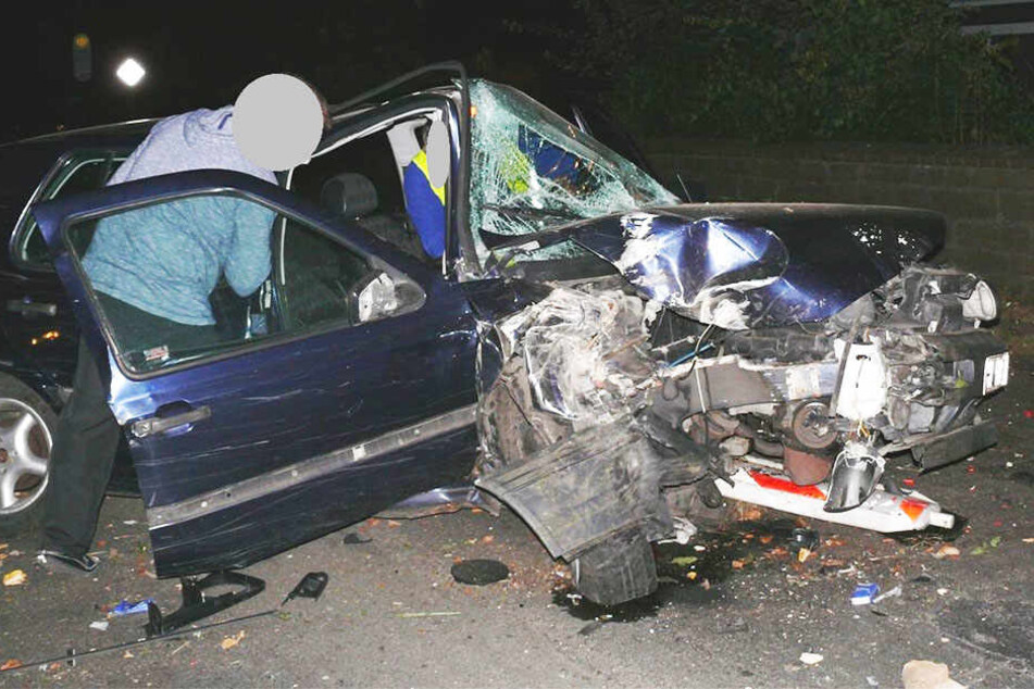 Aus diesem Auto kam der 24-jährige Fahrer fast unverletzt wieder raus!