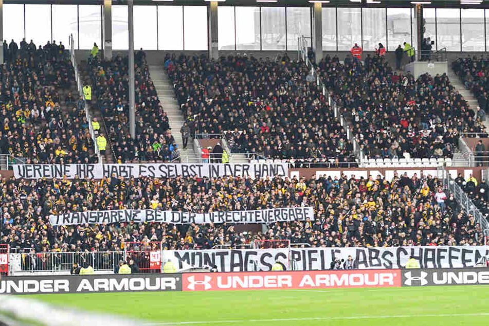 Die Fans beider Lager protestierten auch in Hamburg gegen die Zerstückelung der Spieltage, stellten eine Halbzeit ihre lautstarke Unterstützung komplett ein.