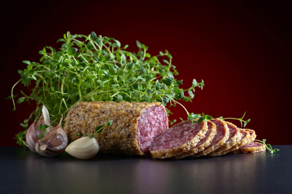 Würzig, scharf und einfach lecker: Knoblauchwurst findet man in jedem Supermarkt. (Symbolbild)