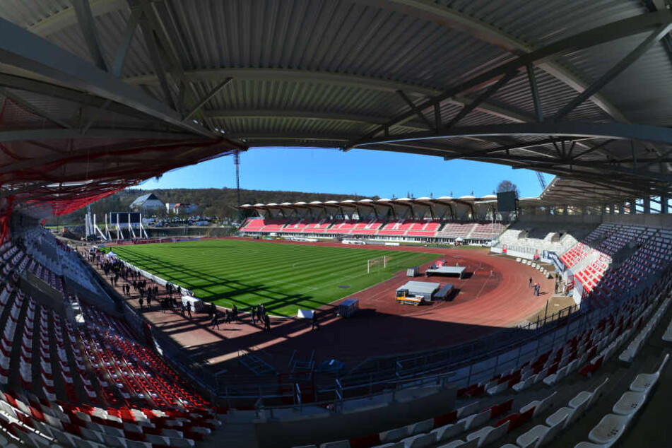 Das Erfurter Stadion ist in finanzielle Schieflage geraten, nun muss das Land helfen.