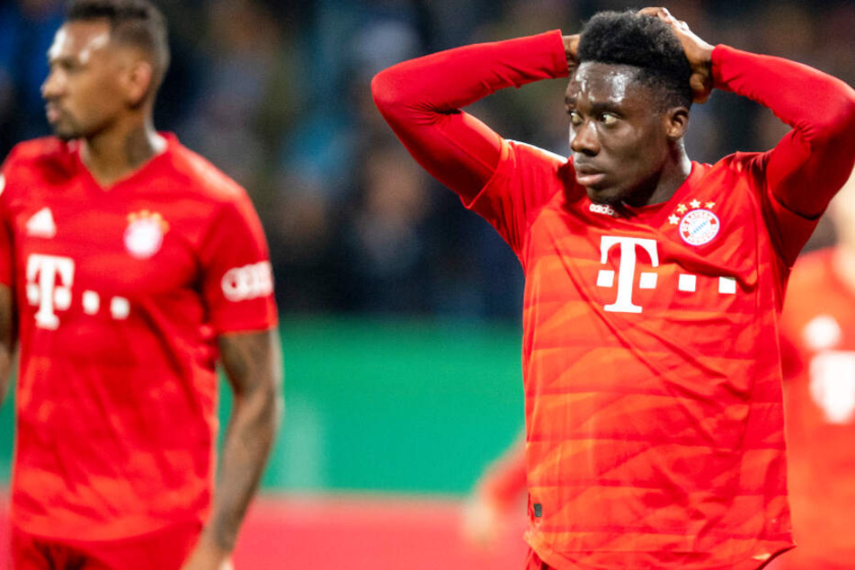 Alphonso Davies (r.) traf beim Schlagabtausch mit dem VfL Bochum ins eigene Tor.