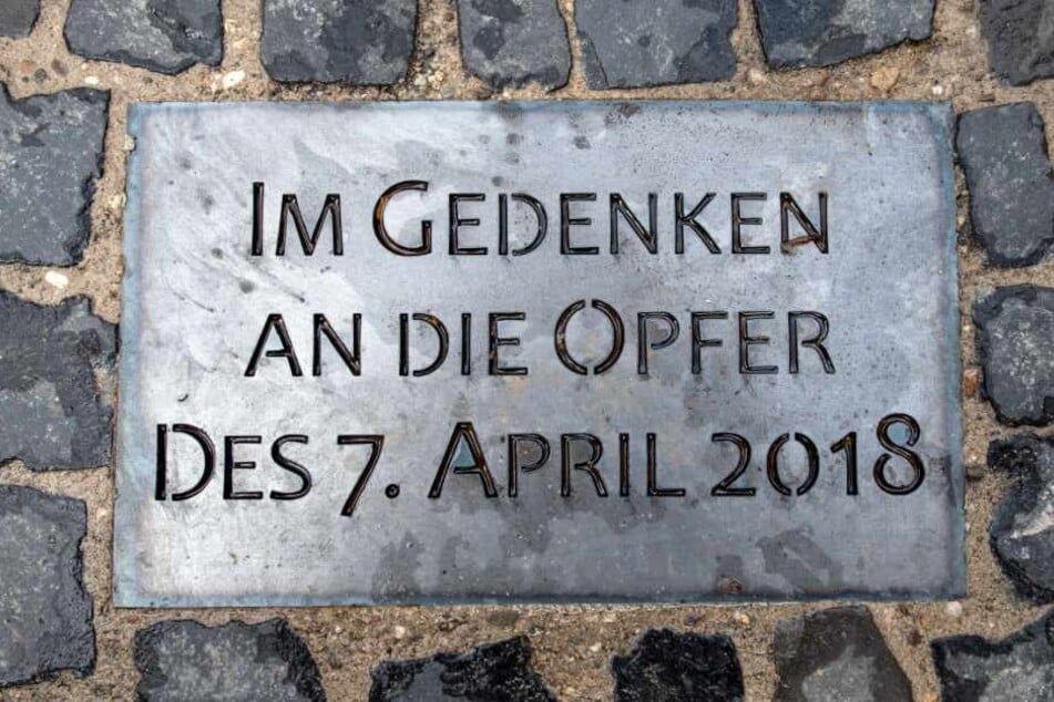 Eine Gedenktafel erinnert an die Opfer.