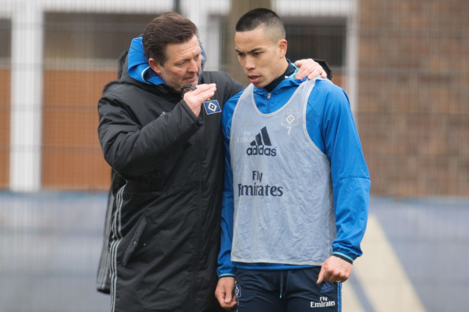 Bobby Wood (r) im Gespräch mit HSV-Trainer Christian Titz. (Archivbild.)