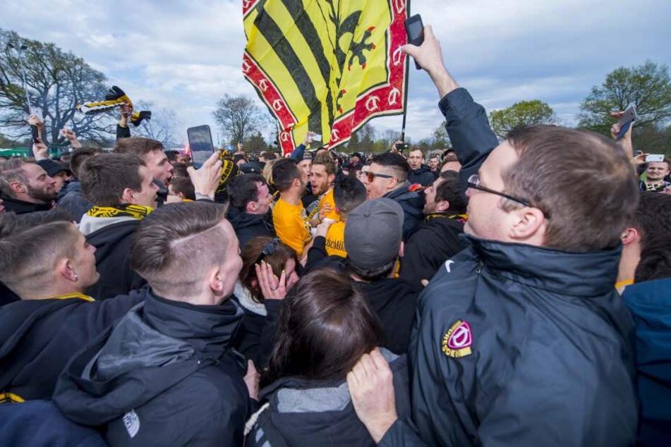 Nach der Partie feierten die Spieler mit den Fans, die draußen bleiben mussten.