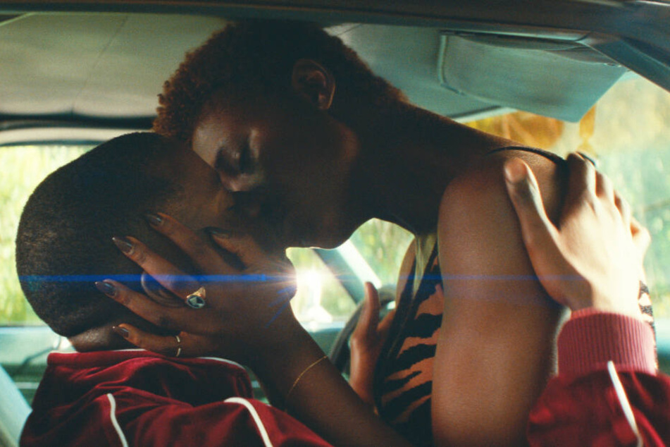 Zwischen Queen (r., Jodie Turner-Smith) und Slim (Daniel Kaluuya) sprühen die Funken.