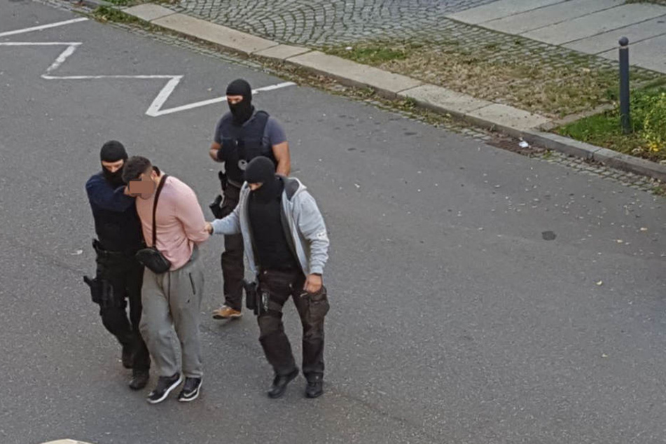 Zivilfahnder nahmen den Verdächtigen fest.