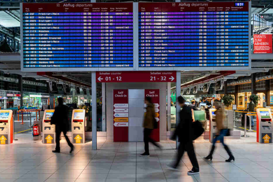 Die Anzeigetafel macht klar: Am Donnerstag fallen zahlreiche Verbindungen von und nach Frankfurt aus. Am Freitag auch eine Verbindung von und nach München.