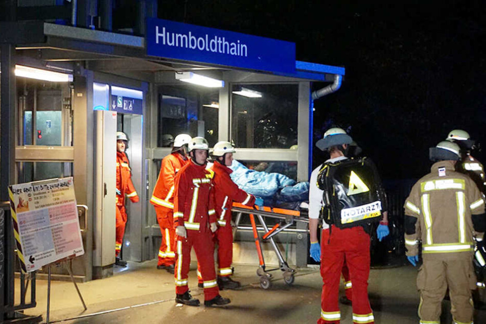 Rettungskräfte und ein Notarzt stabilisierten den Mann und brachten ihn umgehend in ein Krankenhaus.