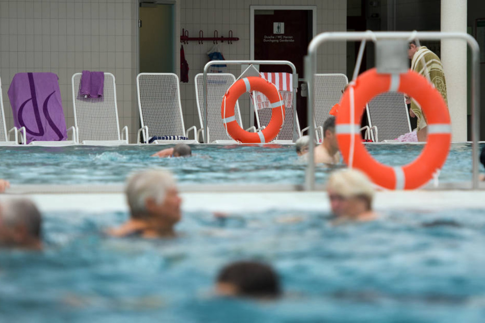 Ein Rentner ertrank im Schwimmbad. (Symbolbild)