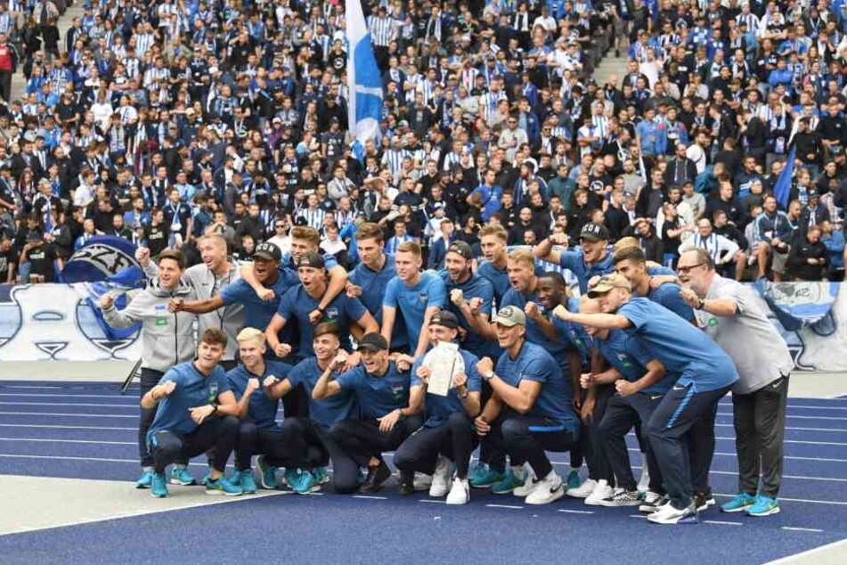 Herthas U19 feierte den deutschen Meistertitel standesgemäß vor der Ostkurve. Mit dabei - Torschützenkönig Muhammed Kiprit.