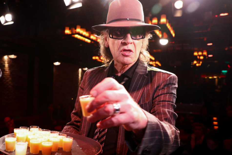 Udo Lindenberg serviert bei einer Veranstaltung Anfang des Jahres Eierlikör.