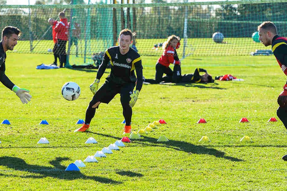 Alle drei Torhüter haben im Training nur Augen für den Ball.
