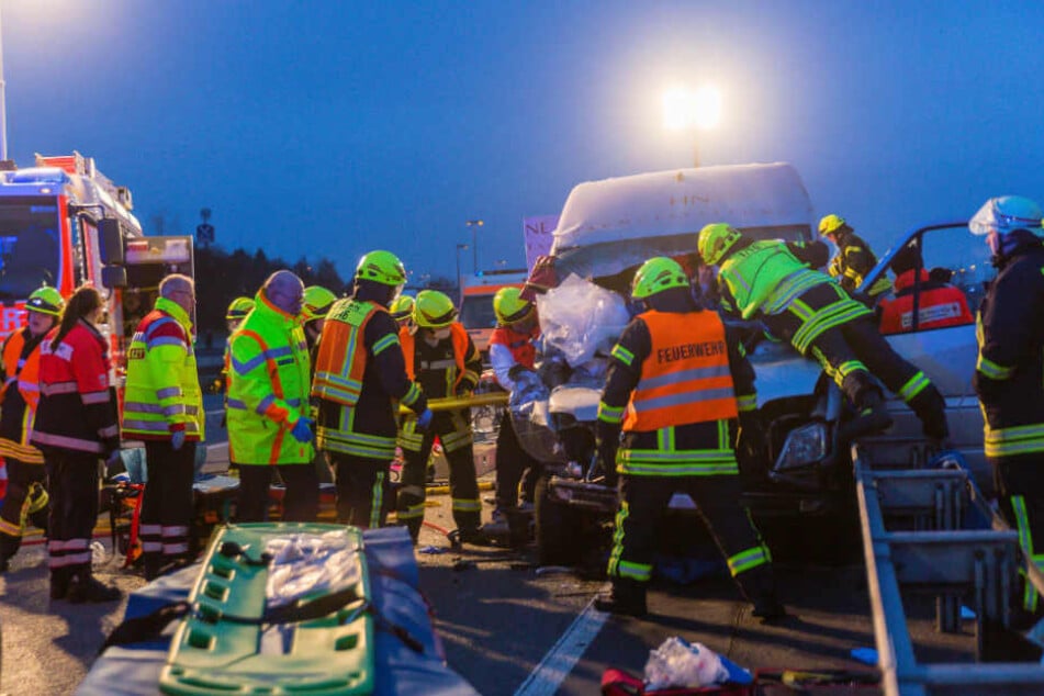 Die Arbeiter mussten von der Feuerwehr befreit werden (Symbolfoto).